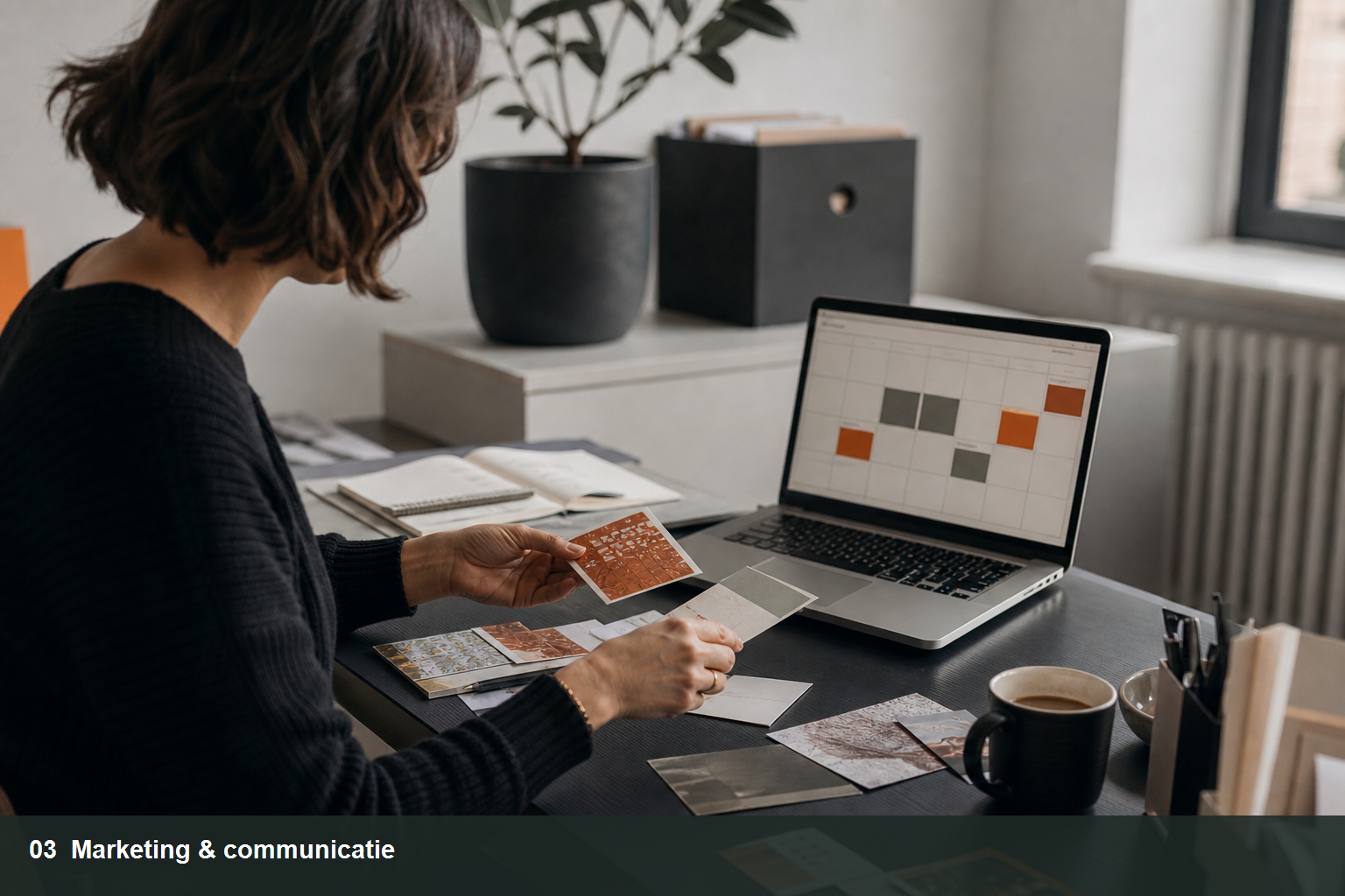 Communicatieprofessional vergelijkt boodschapkaarten naast een laptop met contentplanning